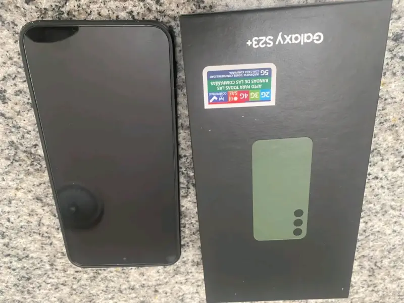 Samsung Galaxy S23+ 256GB con accesorios - 3