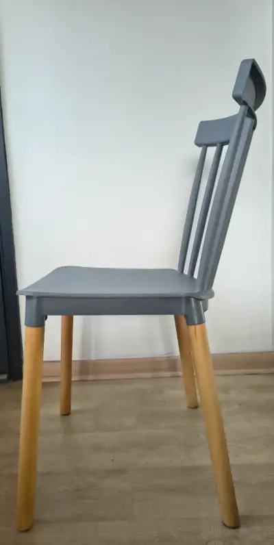 Silla de comedor gris con patas de madera - miniatura 1