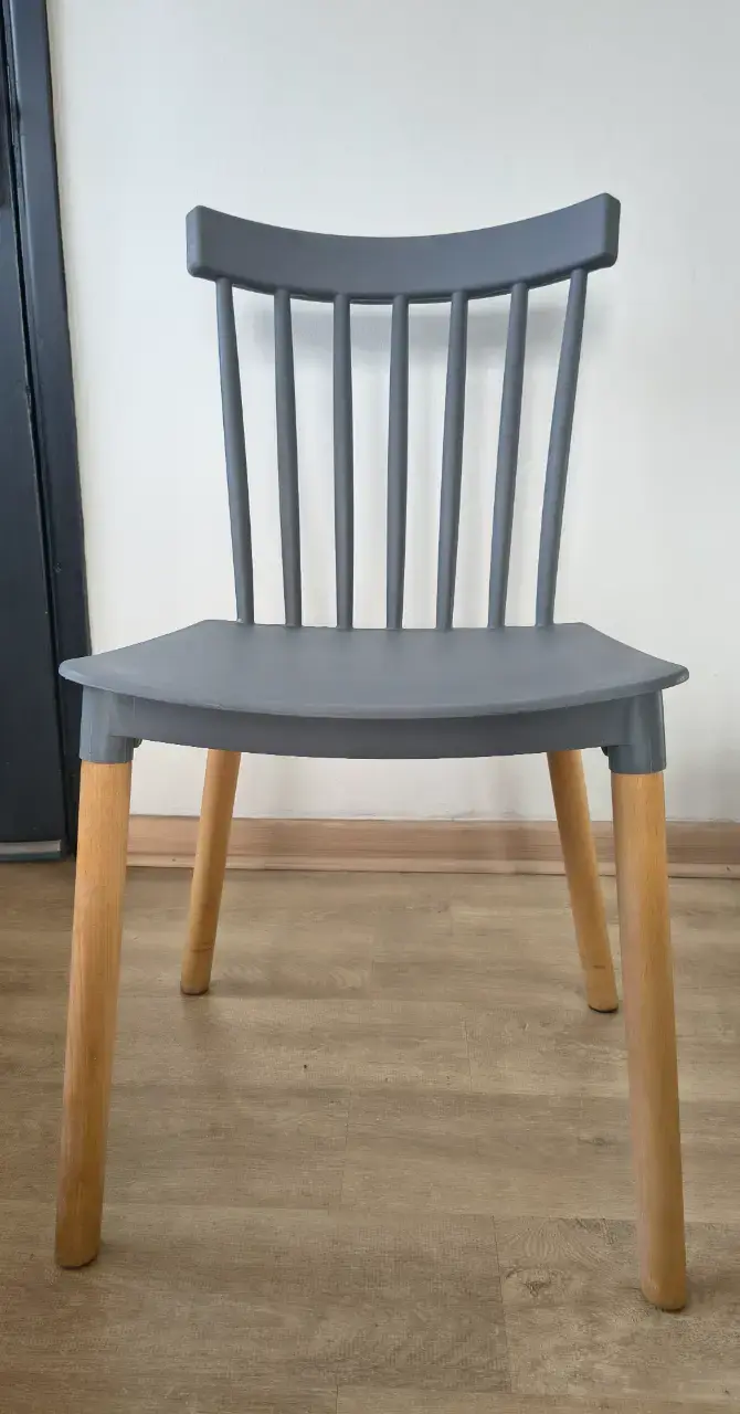 Silla de comedor gris con patas de madera - 3