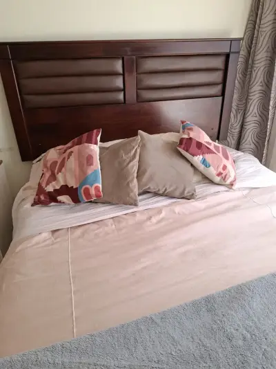 Box spring con cabecera de madera y cojines - miniatura 1