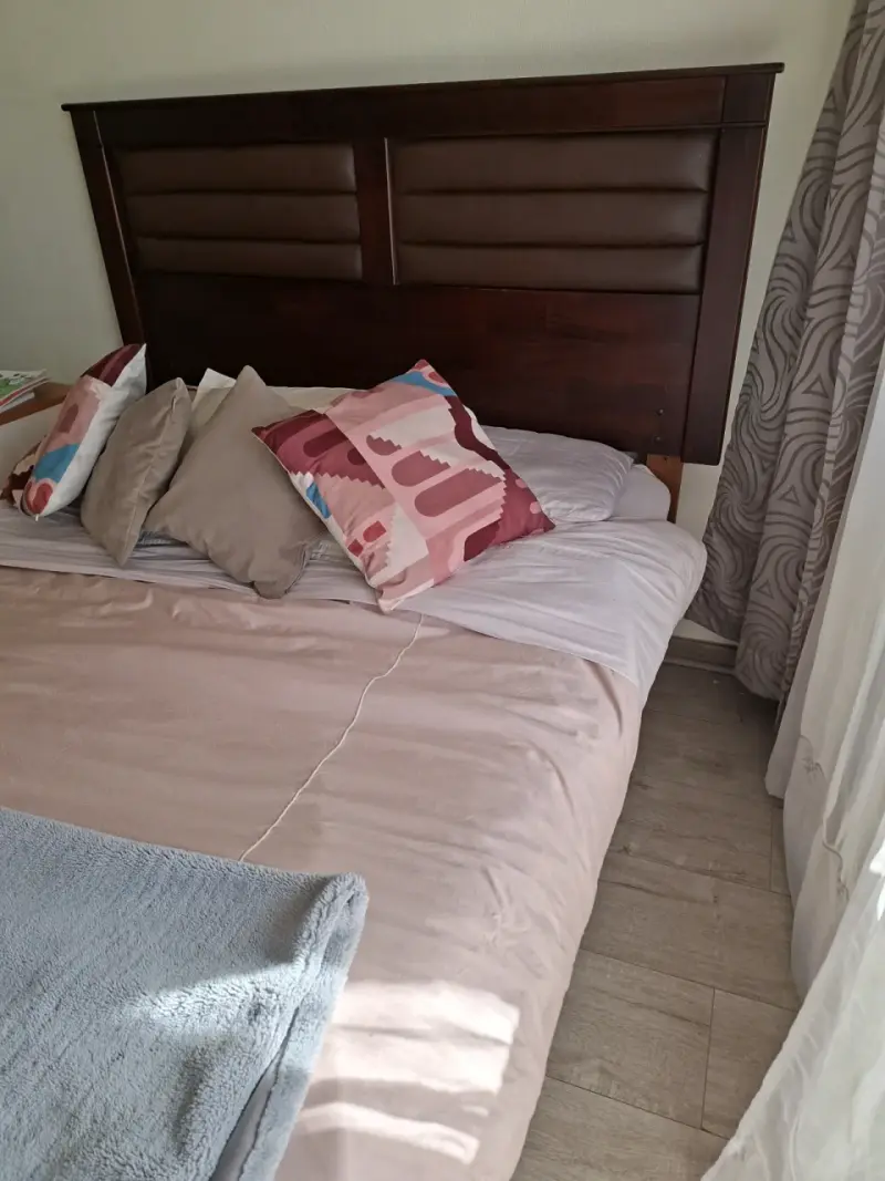 Box spring con cabecera de madera y cojines - 2