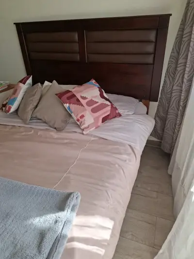 Box spring con cabecera de madera y cojines - miniatura 2
