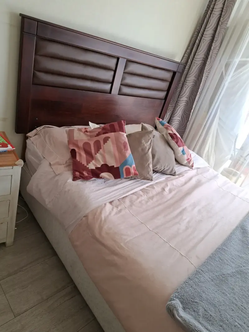 Box spring con cabecera de madera y cojines - 3