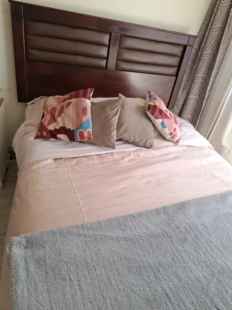 Box spring con cabecera de madera y cojines - 4