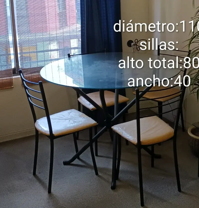 Mesa de comedor redonda con sillas