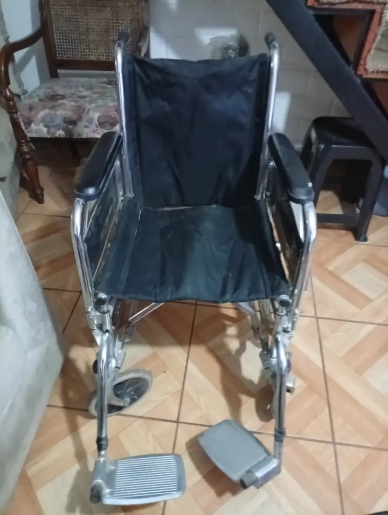 Silla de ruedas plegable en buen estado - 1