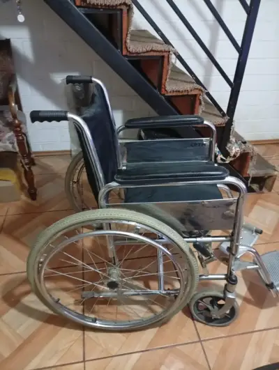 Silla de ruedas plegable en buen estado - miniatura 2