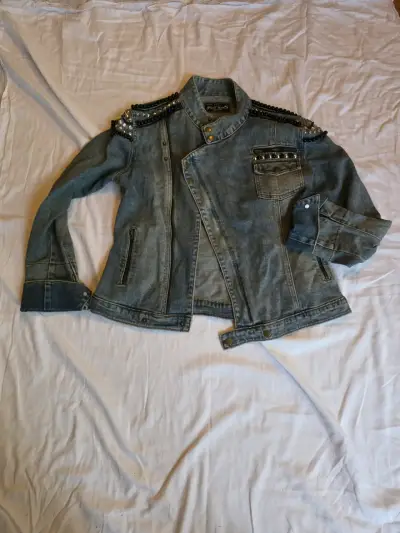 Chaqueta de mezclilla con tachuelas para mujer - miniatura 1