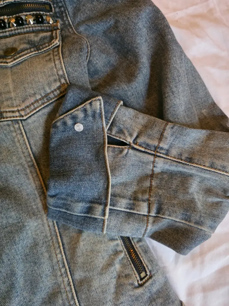 Chaqueta de mezclilla con tachuelas para mujer - 2
