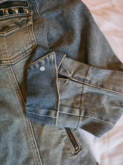 Chaqueta de mezclilla con tachuelas para mujer - miniatura 2