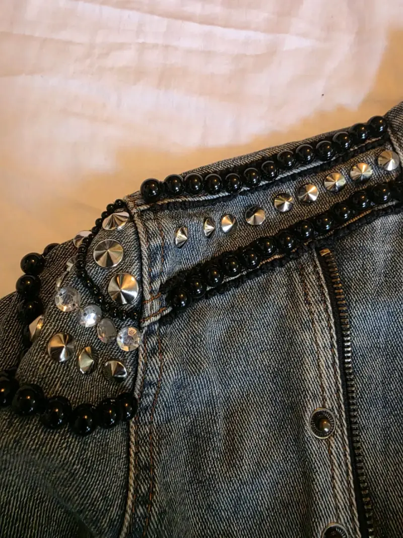 Chaqueta de mezclilla con tachuelas para mujer - 3