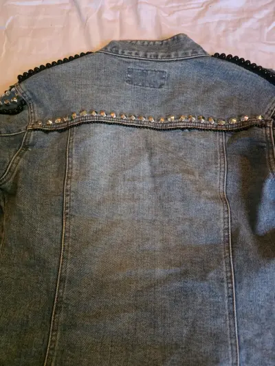 Chaqueta de mezclilla con tachuelas para mujer - miniatura 5