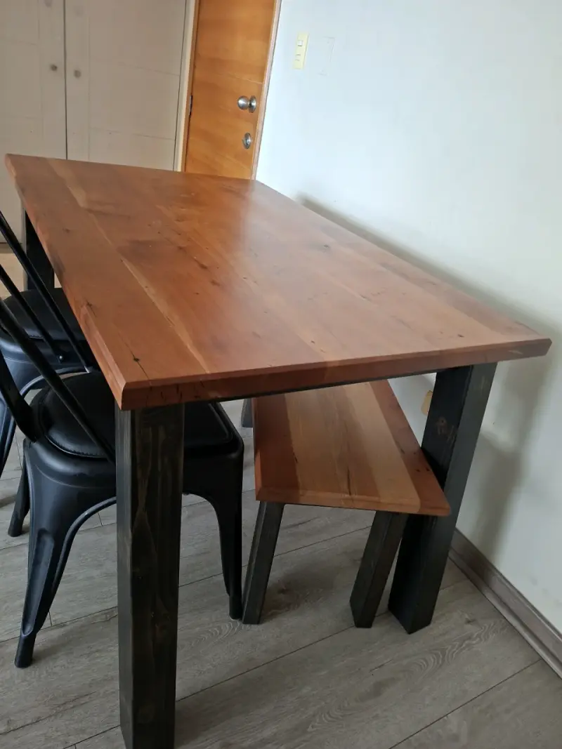 Mesa de comedor de madera nativa - 2