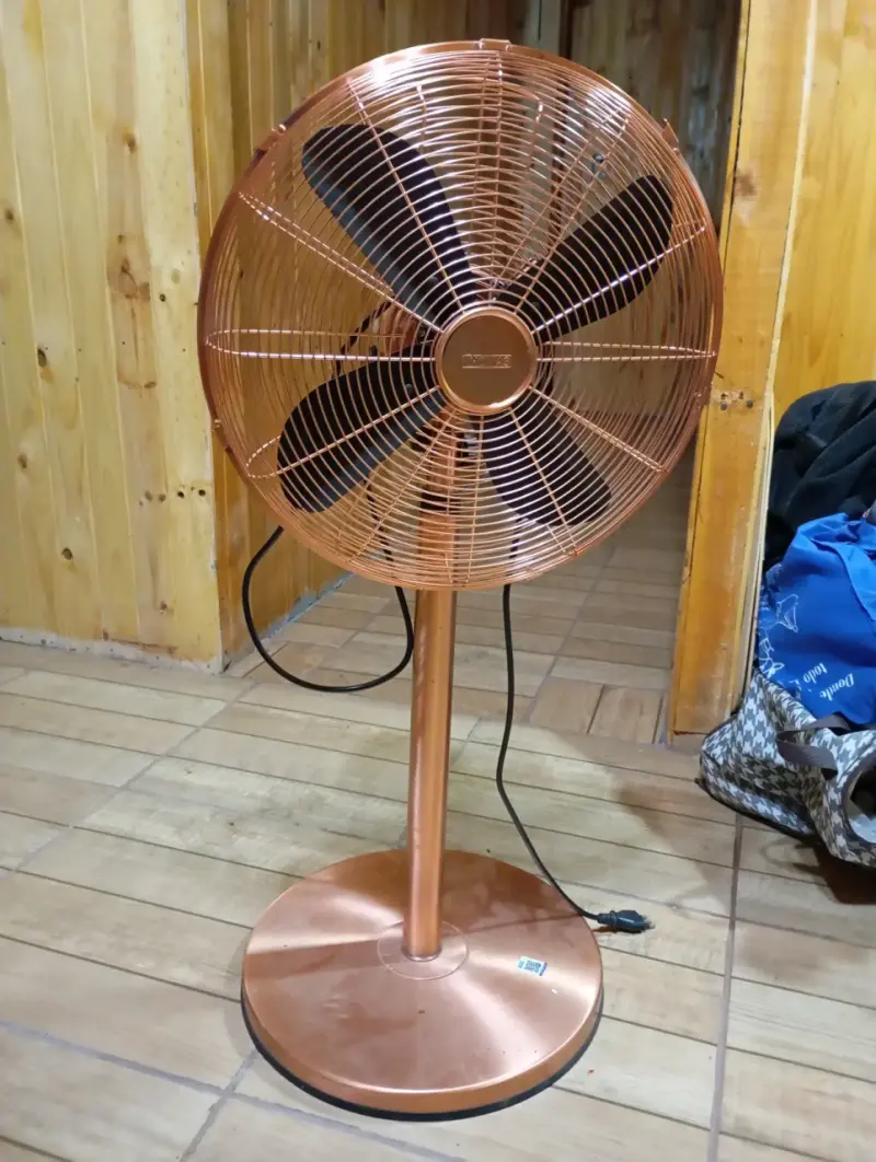Ventilador de pie color cobre con diseño moderno