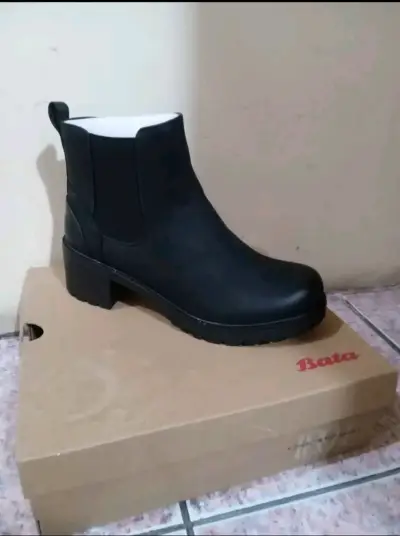 Botines negros de cuero Bata para mujer - miniatura 1