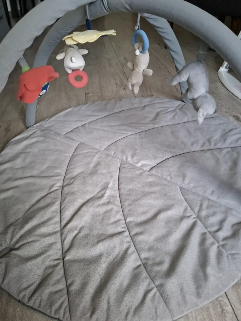 Gimnasio para bebé Ikea con juguetes colgantes - 3