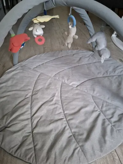 Gimnasio para bebé Ikea con juguetes colgantes - miniatura 3