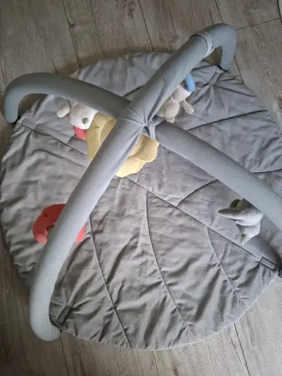 Gimnasio para bebé Ikea con juguetes colgantes - miniatura 1