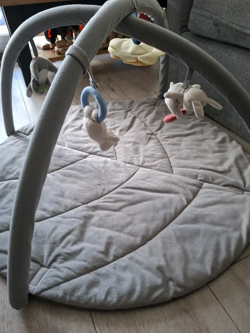 Gimnasio para bebé Ikea con juguetes colgantes - 5