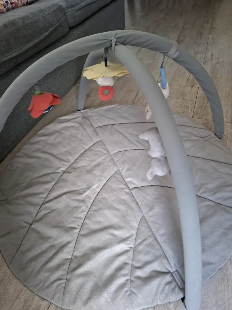 Gimnasio para bebé Ikea con juguetes colgantes - 2