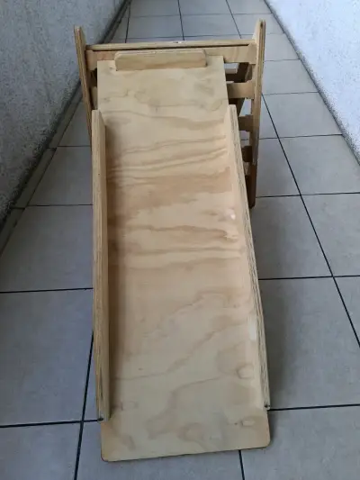 Tobogán y rampla Pikler de madera para niños - miniatura 1