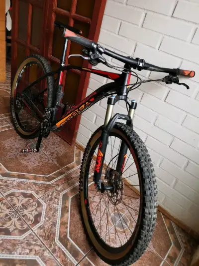 Bicicleta de montaña Orbea con suspensión Fox - miniatura 1