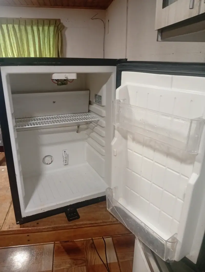 Mini refrigerador negro compacto - 1