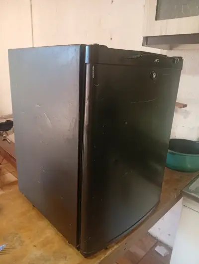 Mini refrigerador negro compacto - miniatura 3