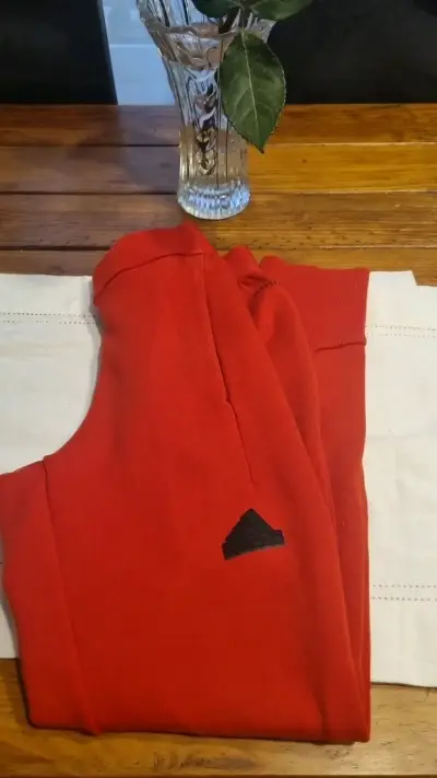Pantalones deportivos Adidas rojos y negros con diseño de Mickey - miniatura 1