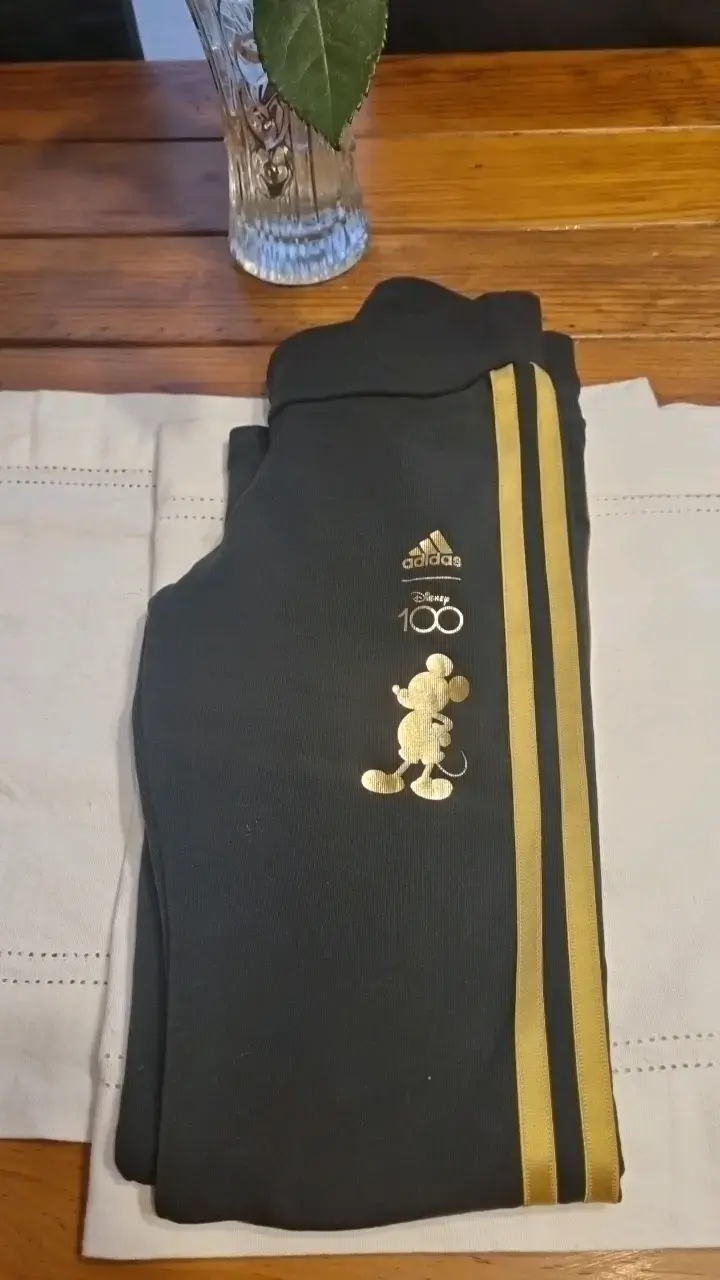 Pantalones deportivos Adidas rojos y negros con diseño de Mickey - 3