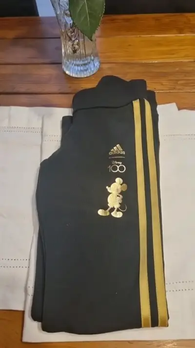 Pantalones deportivos Adidas rojos y negros con diseño de Mickey - miniatura 3