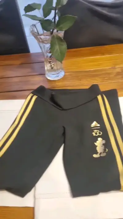 Pantalones deportivos Adidas rojos y negros con diseño de Mickey - miniatura 4
