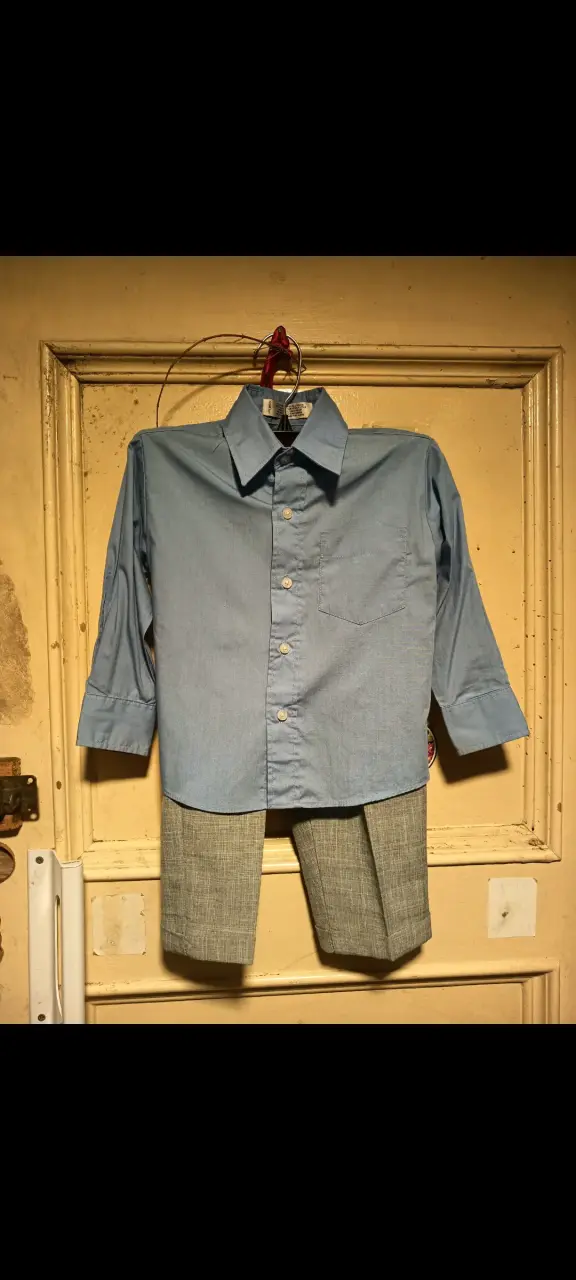 Traje formal infantil gris con camisa azul - 4