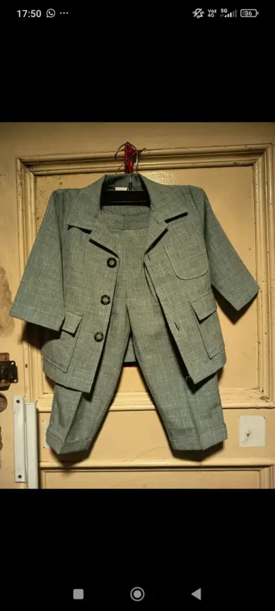 Traje formal infantil gris con camisa azul - miniatura 2