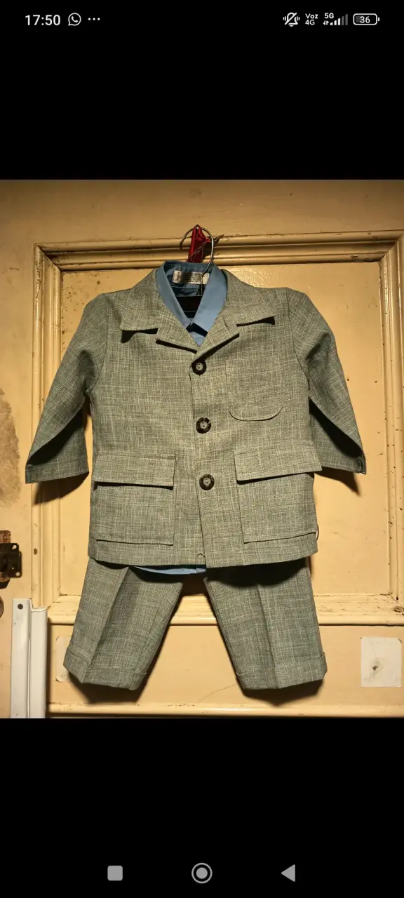 Traje formal infantil gris con camisa azul - 1