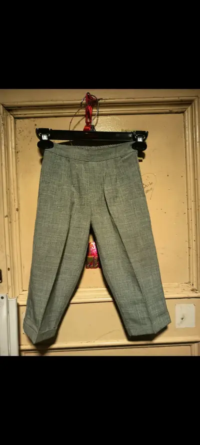 Traje formal infantil gris con camisa azul - miniatura 3