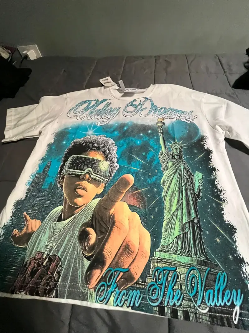 Polera en tendencia estampada  con diseño gráfico - 4