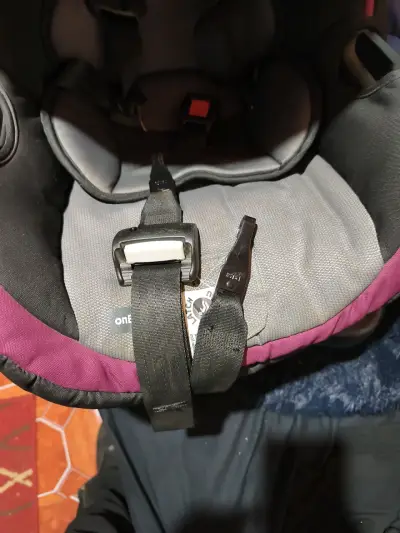 Silla de auto para bebé OnBoard 35 morada - miniatura 5