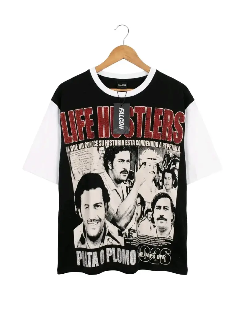 Polera en tendencia estampada  con diseño gráfico - 3