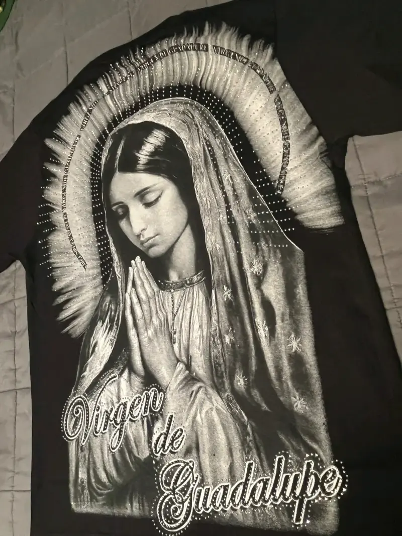 Polera en tendencia estampada  con diseño gráfico - 5