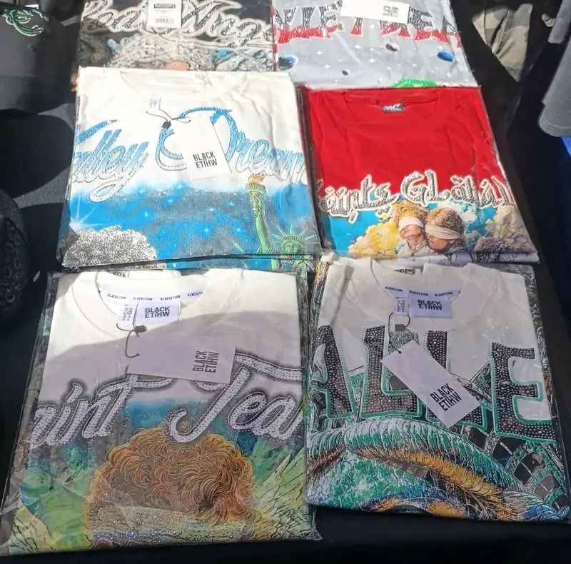 Polera en tendencia estampada  con diseño gráfico - 6