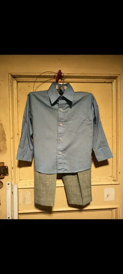Traje formal infantil gris con camisa azul - miniatura 4
