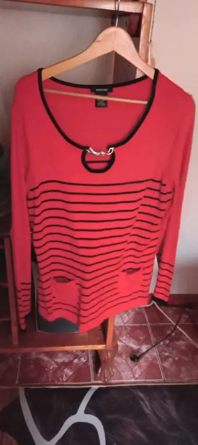 Suéter rojo a rayas con detalle metálico dorado - miniatura 1