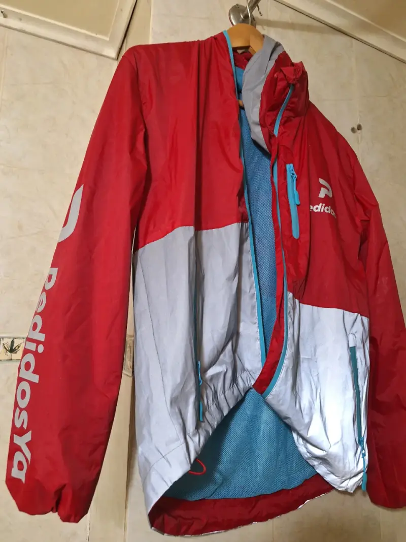 Chaqueta cortaviento roja y gris PedidosYa