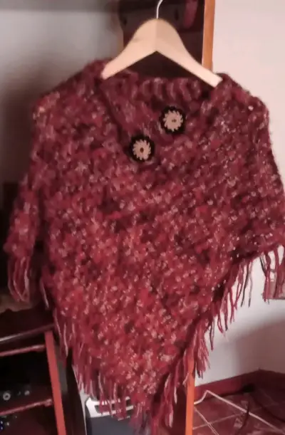 Poncho tejido a mano color burdeos con flecos - miniatura 1