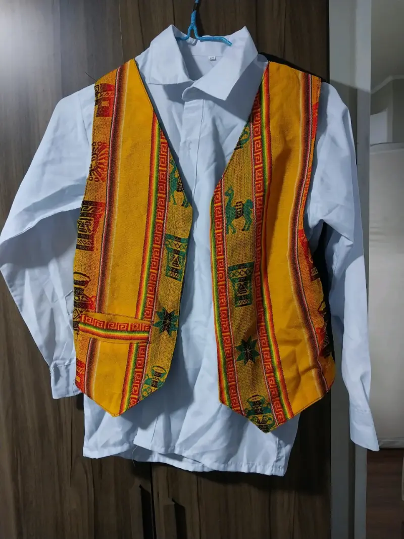 Chaleco tradicional andino con camisa blanca