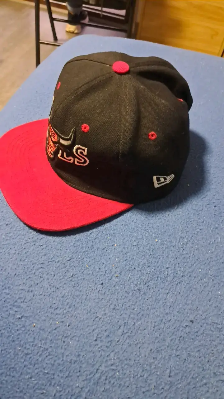Gorra negra y roja con logo bordado - 2