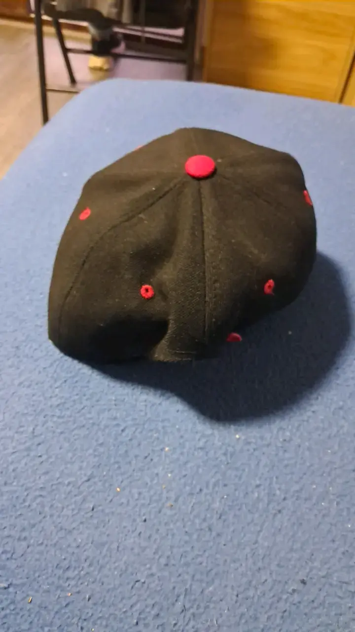 Gorra negra y roja con logo bordado - 3