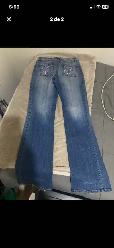 Jeans acampanados de mezclilla azul con diseño bordado - miniatura 1