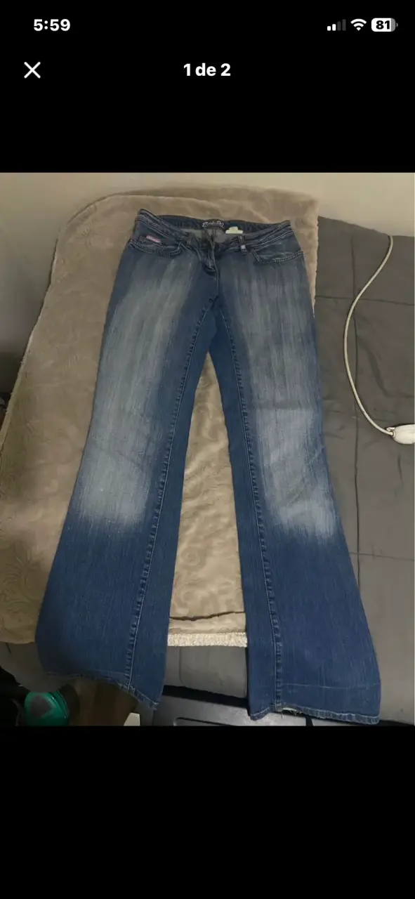 Jeans acampanados de mezclilla azul con diseño bordado - 2